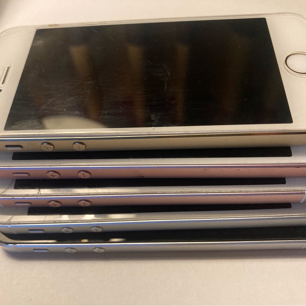 Sleek Silver and Black Cell Phones with Premium Design
